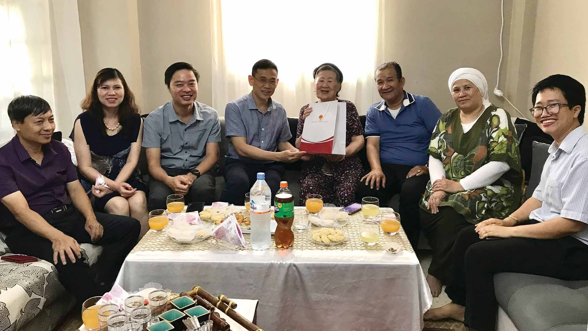 Đại sứ quán Việt Nam thăm hỏi gia đình người Việt tại Algiers nhân dịp lễ Eid Al-Adha