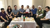 Đại sứ quán Việt Nam thăm hỏi gia đình người Việt tại Algiers nhân dịp lễ Eid Al-Adha