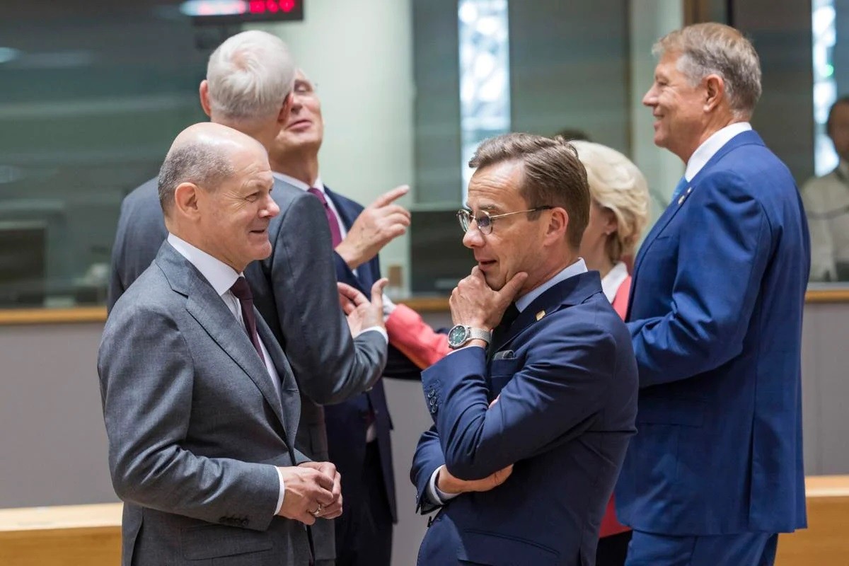 (06.30) Thủ tướng Đức Olaf Scholz trao đổi với người đồng cấp Thụy Điển Ulf Kristersson bên lề Hội nghị Thượng đỉnh EU ngày 29/6 tại Brussels, Bỉ. (Nguồn: Reuters)