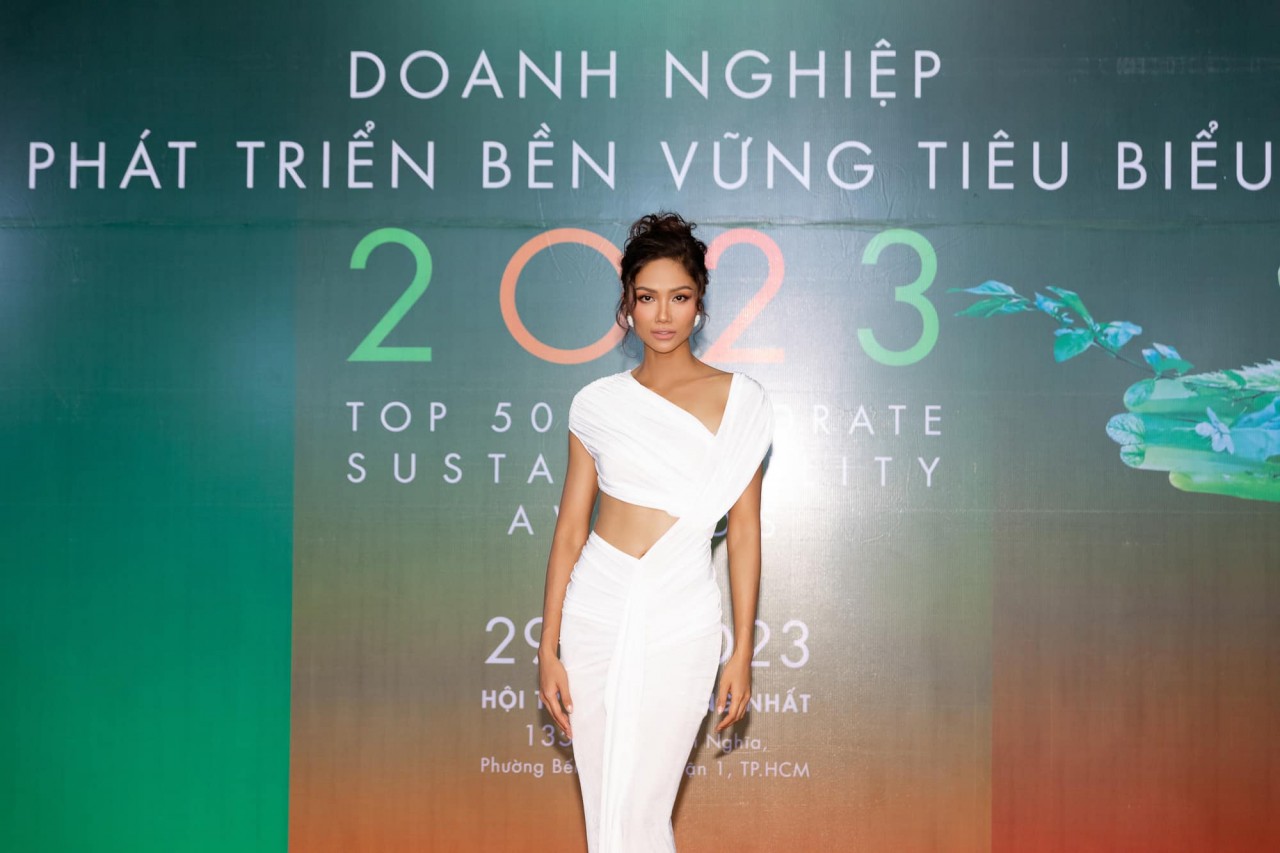 Hoa hậu H'Hen Niê được trao bằng khen trong phong trào trồng cây, bảo vệ rừng tại Việt Nam