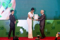 Hoa hậu H'Hen Niê nhận bằng khen về những đóng góp trong phong trào trồng cây, bảo vệ rừng