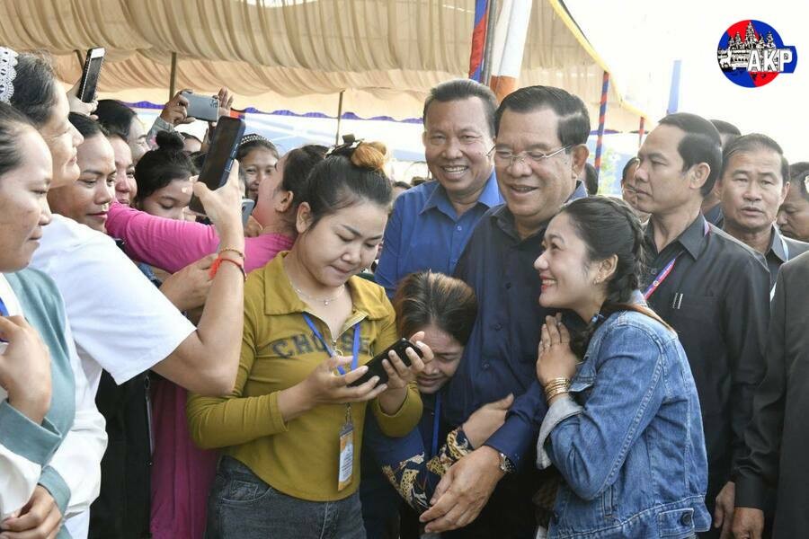 (06.30) Thủ tướng Hun Sen trong buổi thăm và làm việc với 7.000 công nhân tại tỉnh Pursat ngày 29/6. (Nguồn: Thông tấn xã Campuchia)