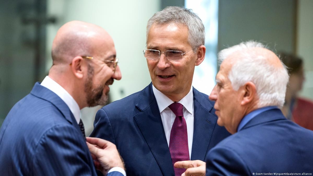 (06.30) Tổng Thư ký NATO Jens Stoltenberg, Chủ tịch Hội đồng châu Âu Charles Michel và Cao ủy EU về Chính sách Đối ngoại và An ninh Joseph thảo luận bên lề Hội nghị Thượng đỉnh. (Nguồn: DPA)