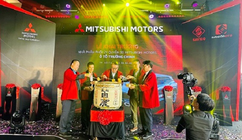 Đại diện Thương hiệu mitsubishi, lãnh đạo tập đoàn Savico, Mitsubishi Savico Trường Chinh tham gia đánh trống tại Lễ khai trương hôm 28/6 (Ảnh: Hải Uyên)