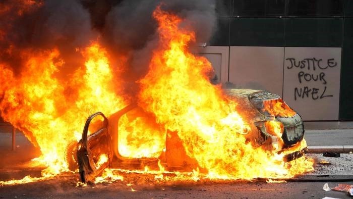 Xe ô tô bị đốt cháy trong vụ bạo loạn ở Nanterre, ngoại ô Paris, Pháp trong ngày 29/6 vừa qua. (Nguồn: AFP)