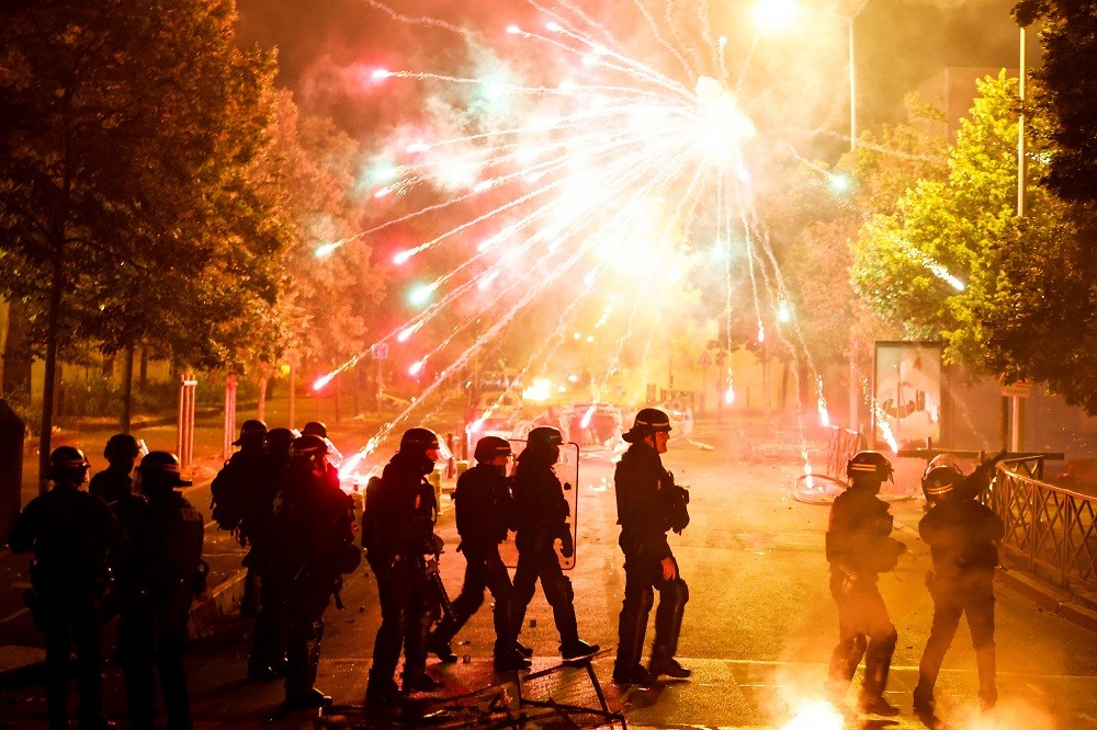 (06.30) Cảnh sát Pháp cố gắng giữ trật tự tại Paris sau các hoạt động tuần hành bạo lực trong ngày 30/6. (Nguồn: Reuters)