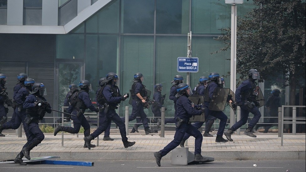 Pháp 'nóng rẫy' vì bạo loạn leo thang, cướp bóc xảy ra giữa ban ngày, 270 người bị bắt giữ