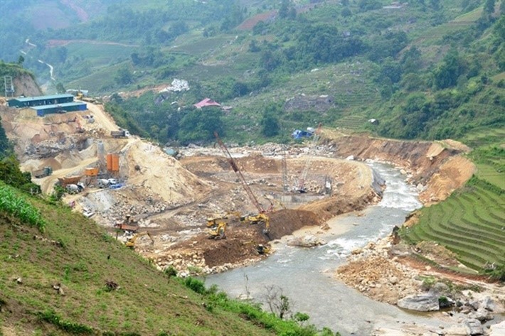 Tàn phá rừng để làm thủy điện. (Đại công trường dự án thủy điện Bản Hồ không phép ở Lào Cai). (Ảnh: Báo Nông nghiệp VN)
