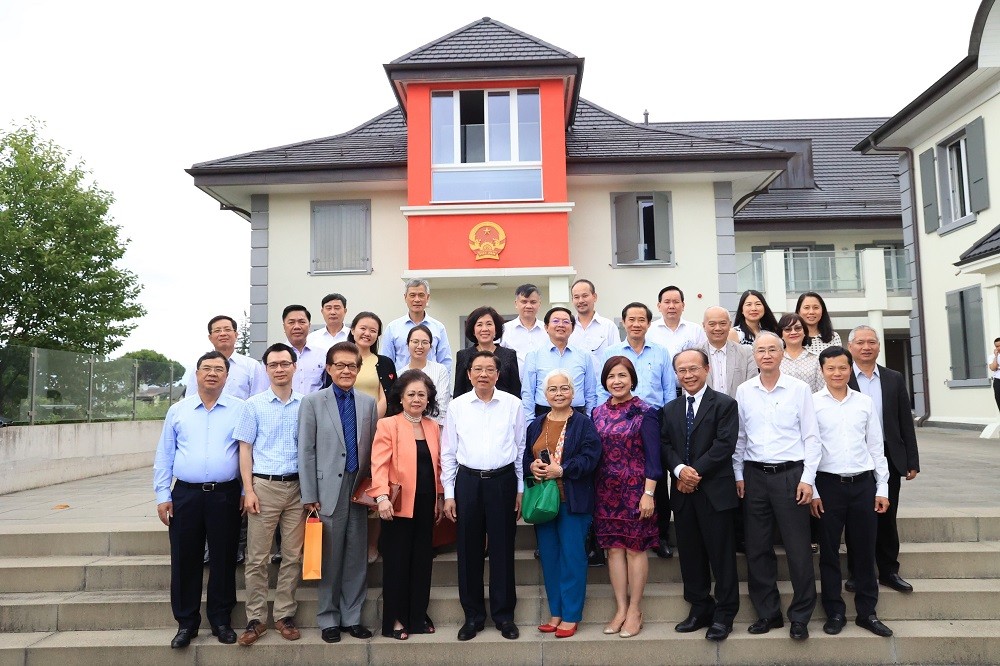 Đoàn đại biểu Đảng Cộng sản Việt Nam chụp ảnh chung với đại diện cộng đồng người Việt Nam tại Thụy Sĩ. Ảnh: Anh Hiển - Pv TTXVN tại Thuỵ Sĩ