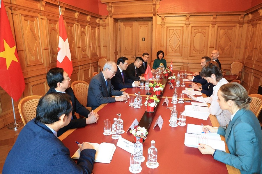 (07.02) Đoàn đại biểu Đảng Cộng sản Việt Nam làm việc với đoàn của Phó Chủ tịch thứ nhất Thượng viện Thụy Sĩ Eva Herzog. Ảnh: Anh Hiển - Pv TTXVN tại Thuỵ Sĩ