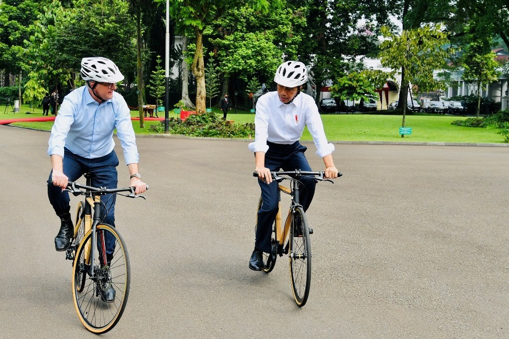 Tổng thống Indonesia Joko Widodo (phải) và Thủ tướng Australia Anthony Albanese cùng đạp xe tại dinh Tổng thống Indonesia ở thành phố Bogor phía Nam Jakarta trước khi hội đàm song phương ngày 6/6/2022. (Nguồn: AFP)