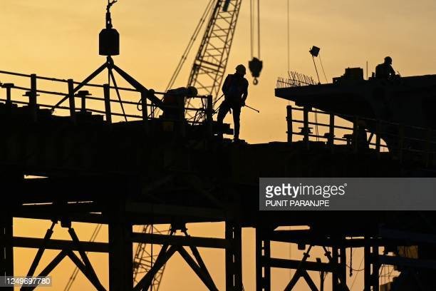 Công nhân làm việc tại công trường xây dựng Dự án Đường ven biển ở Mumbai, Ấn Độ. (Nguồn: Getty Images)