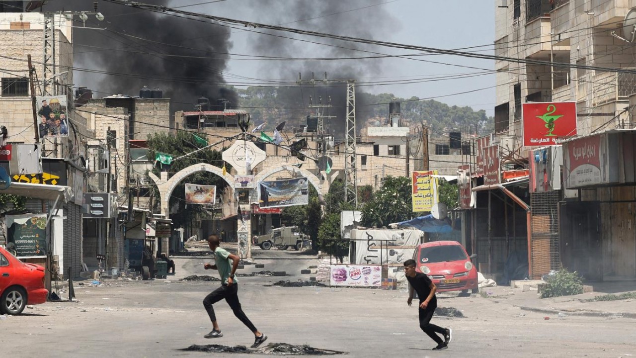 (03.07) Khói bốc lên từ các tòa nhà ở Jenin sau đợt tấn công của IDF và các lực lượng hỗ trợ ngày 3/7. (Nguồn: AP)