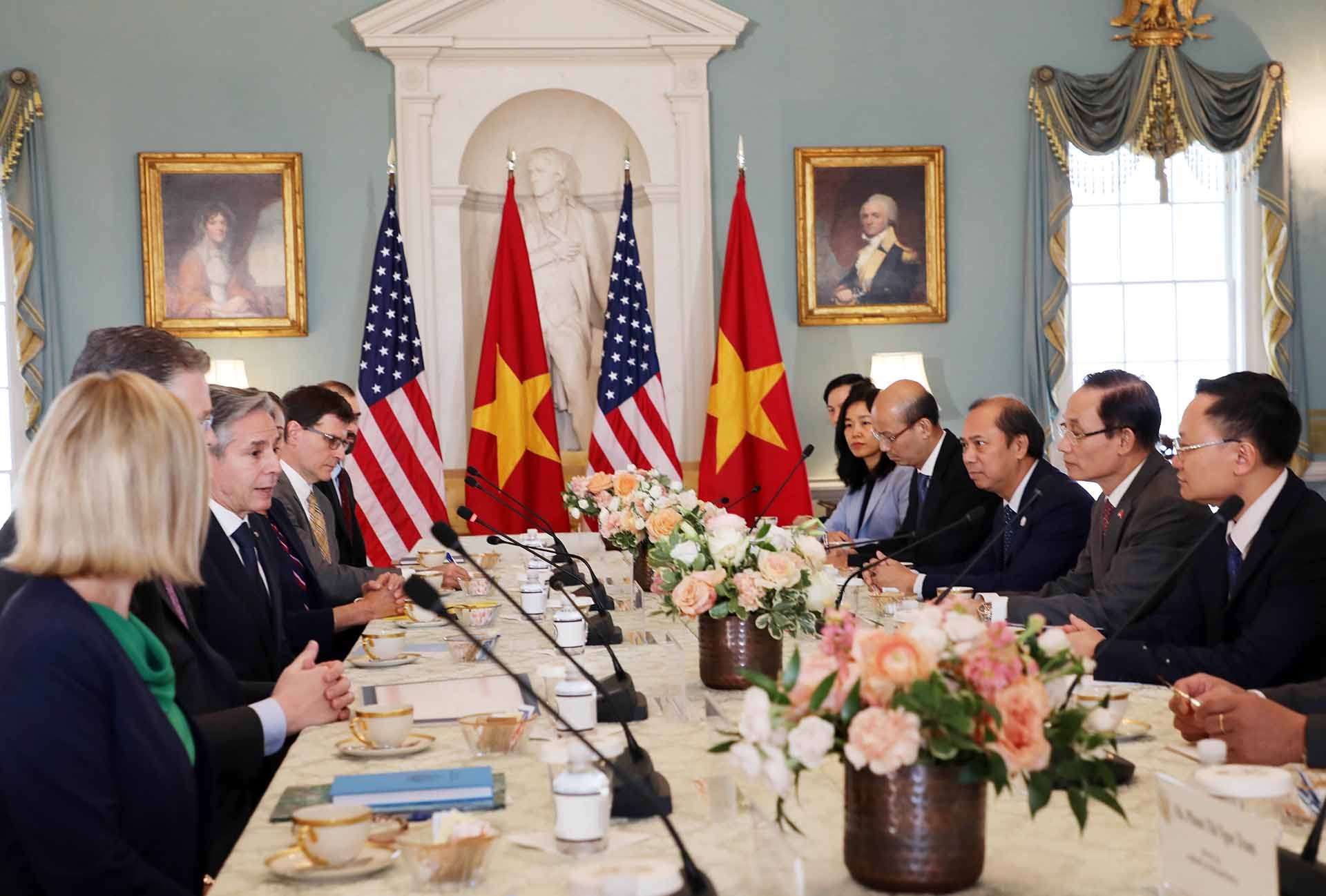 Trưởng ban Đối ngoại Trung ương Lê Hoài Trung làm việc với Ngoại trưởng Hoa Kỳ Antony Blinken. (Nguồn: TTXVN)