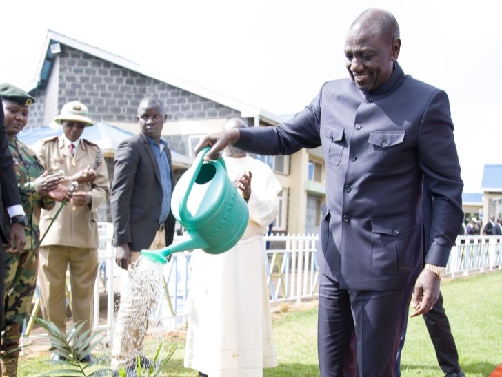 Tổng thống William Ruto trồng cây tại Nhà thờ Công giáo St Mary ở Molo, hạt Nakuru vào ngày 2/7. (Nguồn: PCS)