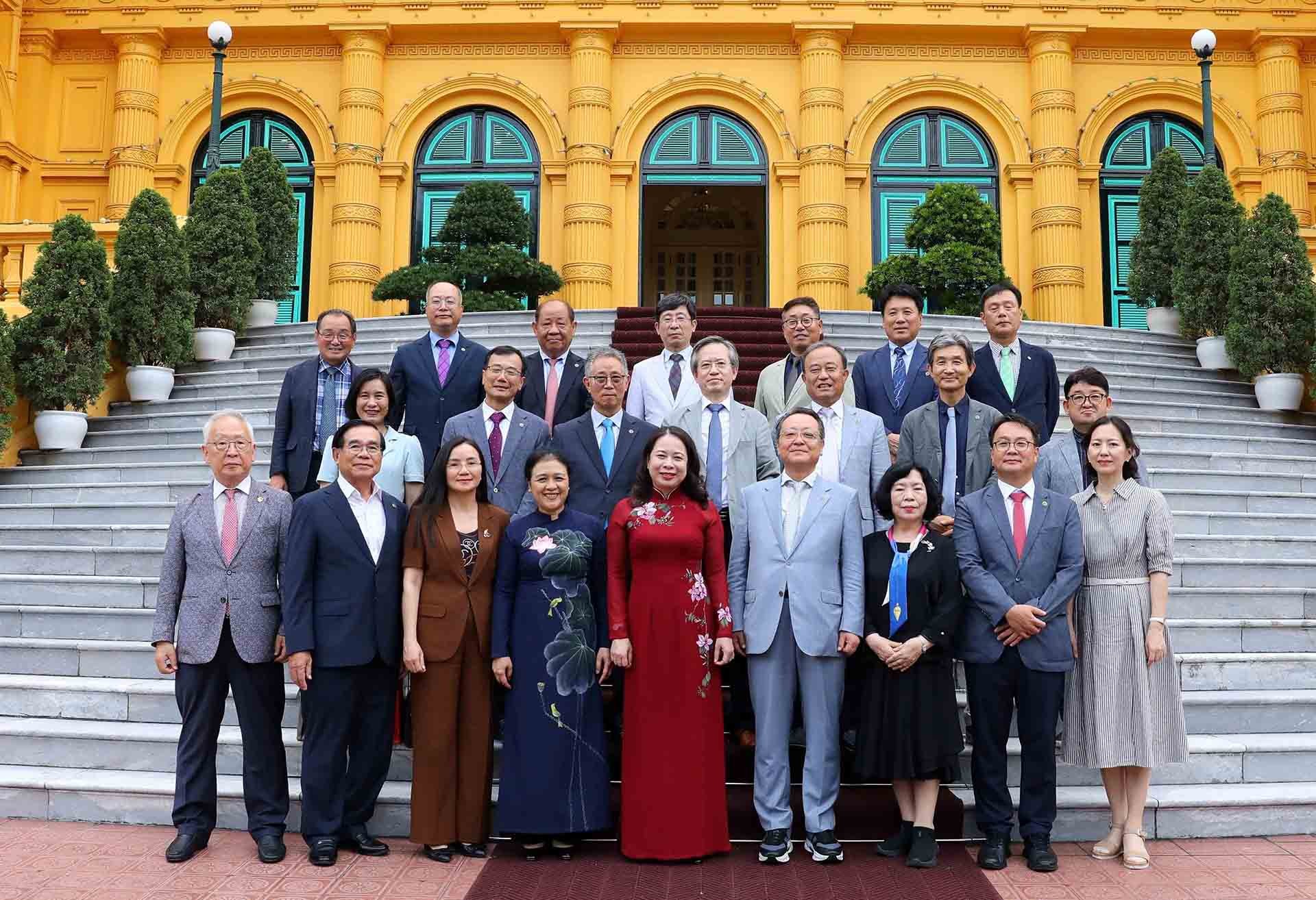 Phó Chủ tịch nước Võ Thị Ánh Xuân với các đại biểu chụp ảnh lưu niệm. (Nguồn: TTXVN)