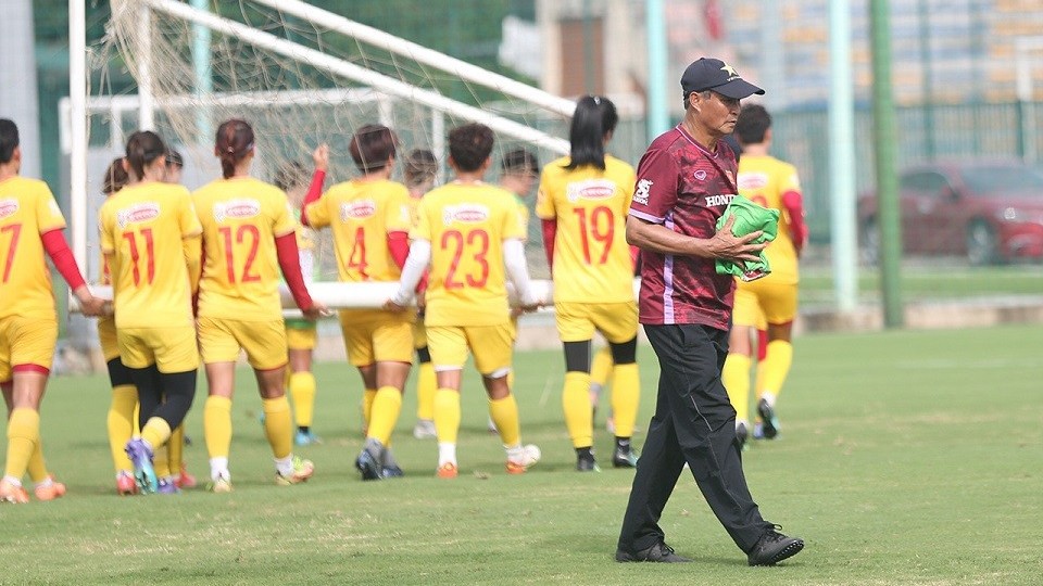 Xúc động hình ảnh HLV Mai Đức Chung và cầu thủ đội tuyển nữ Việt Nam chăm chỉ, nỗ lực trên sân tập