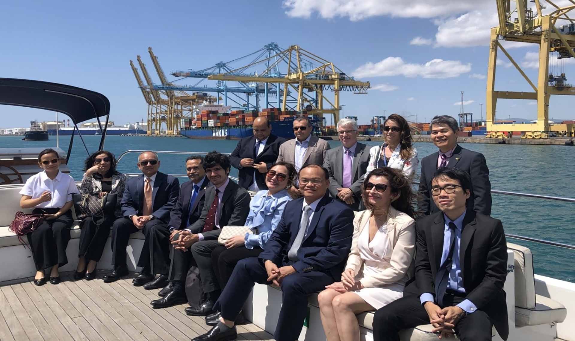 Các đại biểu tham dự đi thăm quan thực tế cảng.