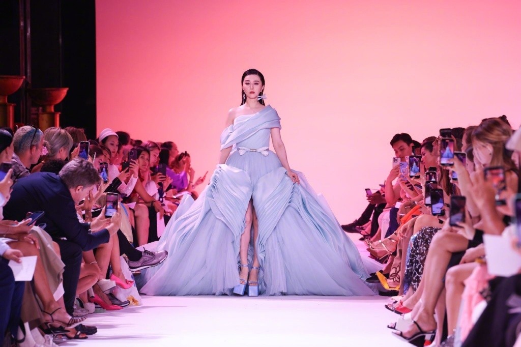 Trong đêm diễn của thương hiệu thời trang cao cấp Georges Hobeika 2023 hôm 3/7 (giờ địa phương), Băng Băng mặc váy xanh bồng bềnh như những tầng mây khi sải bước trên sàn diễn. Cô là khách mời trình diễn kết thúc show của Georges Hobeika.