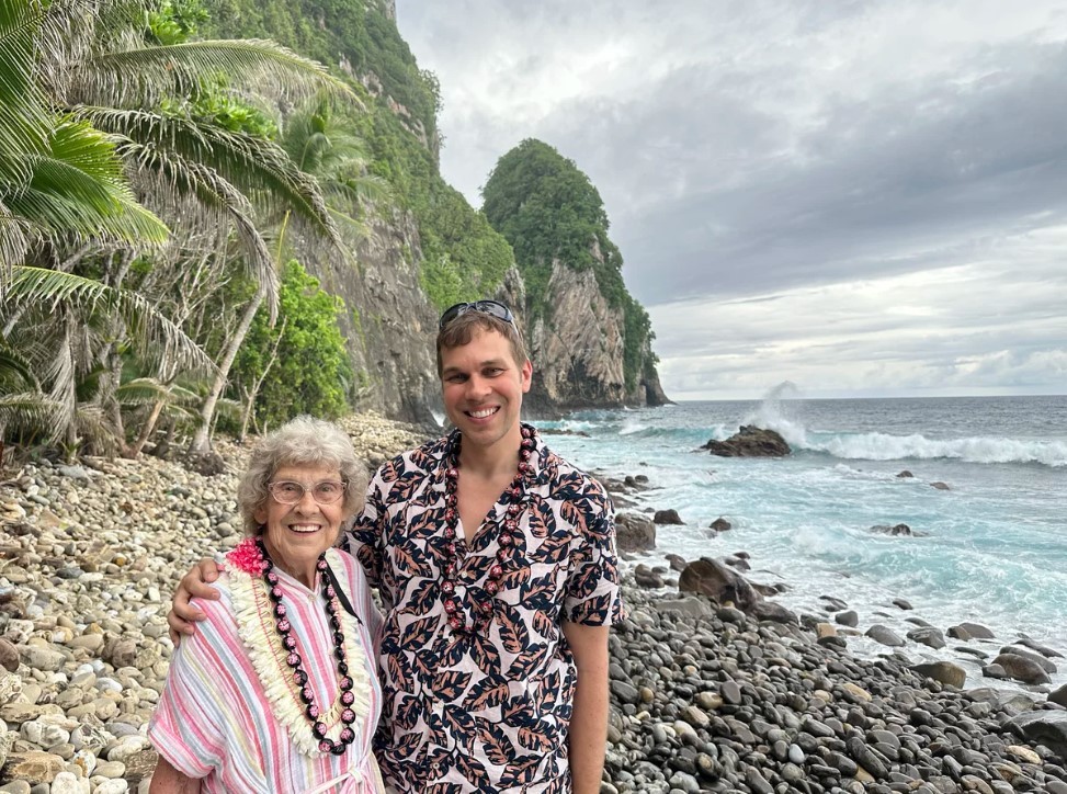 Bà Joy Ryan và cháu trai Brad tại Công viên quốc gia Samoa thuộc Mỹ.