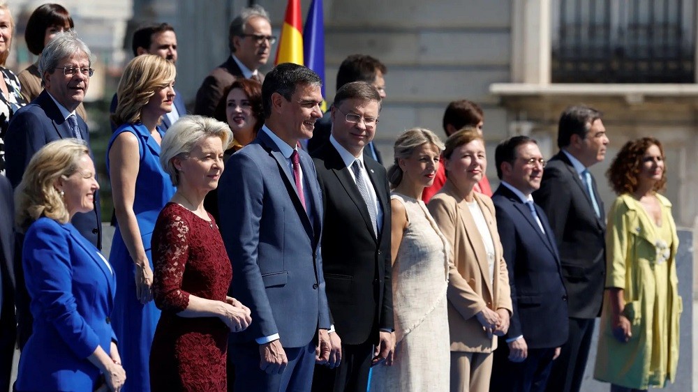 (07.04) Thủ tướng Tây Ban Nha Pedro Sanchez (hàng dưới, thứ ba từ trái sang) chụp ảnh cùng thành viên của Hội đồng châu Âu (EC) tại Madrid. (Nguồn: EFE) 