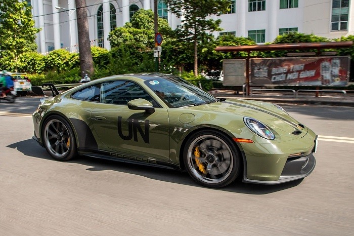 Porsche 911 GT3 mang màu sơn xanh quân đội khá lạ mắt.