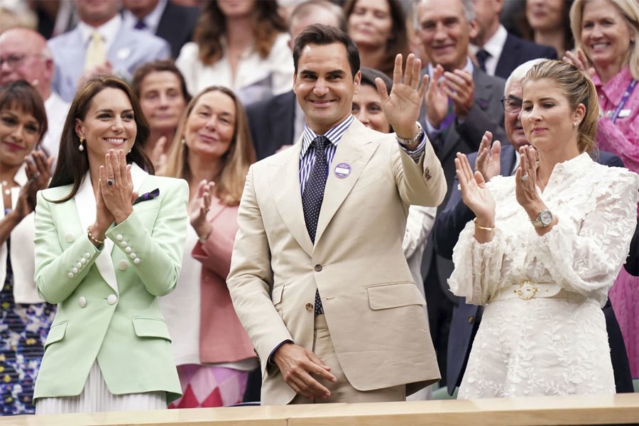 Ban tổ chức Wimbledon 2023 dành nghi thức đặc biệt chào đón Federer khi anh cùng bố mẹ và vợ (váy trắng) tới sân xem trận đấu mở màn của đương kim vô địch đơn nữ Elena Rybakina gặp đối thủ Mỹ Shelby Rogers. Cựu tay vợt Thụy Sỹ được xướng tên, bước ra từ đường hầm trong tràng vỗ tay nồng nhiệt của các khán giả sân trung tâm.