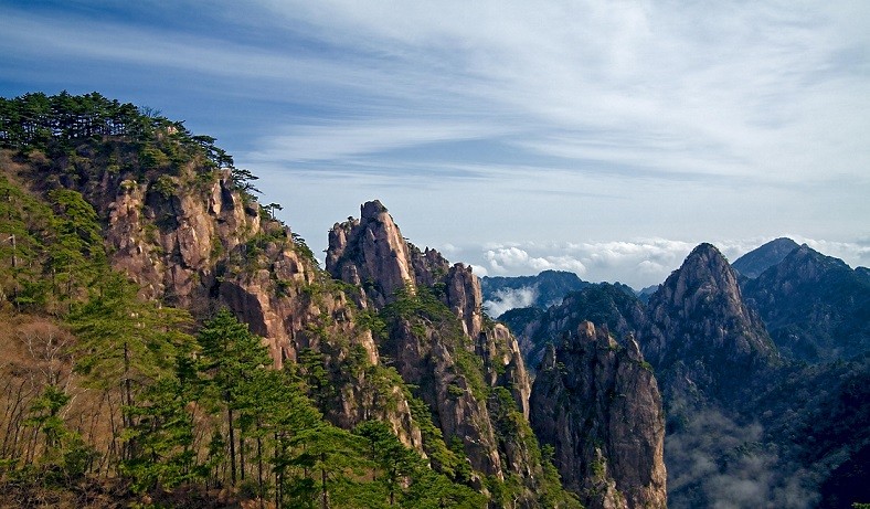 7. Núi Hoàng Sơn  Núi Hoàng Sơn được cho là dãy núi đẹp nhất Trung Quốc. Nằm phía đông Trung Quốc, dãy núi này được tô điểm bởi những ngọn thông kỳ lạ cùng lớp sương mù dày đặc.  Đây là một trong những điểm du lịch được “check-in” nhiều nhất ở Trung Quốc, cùng khung cảnh bình minh đẹp như tranh vẽ trên đỉnh núi chắc chắn sẽ là trải nghiệm khó mà có được ở những nơi khác.