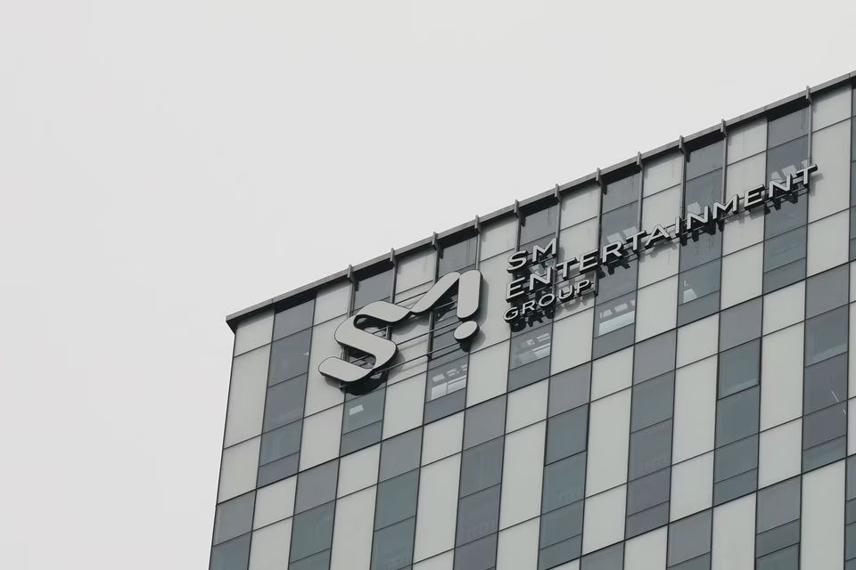 Logo của công ty SM Entertainment tại trụ sở chính ở Seoul, Hàn Quốc (Nguồn: Reuters)