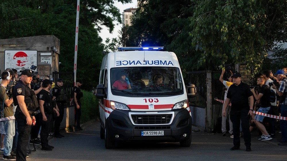 (07.06) Xe cứu thương tại hiện trường vụ nổ ở quận trung tâm thủ đô Kiev, Ukraine ngày 5/7. (Nguồn: AP)