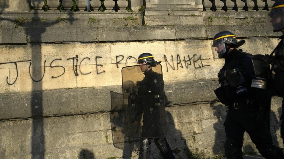 (07.06) Bộ trưởng Nội vụ Pháp tuyên bố tình trạng bạo loạn ở nước này đã chấm dứt - Ảnh: Cảnh sát Pháp tuần tra tại Paris trong ngày 5/7. (Nguồn: AP)