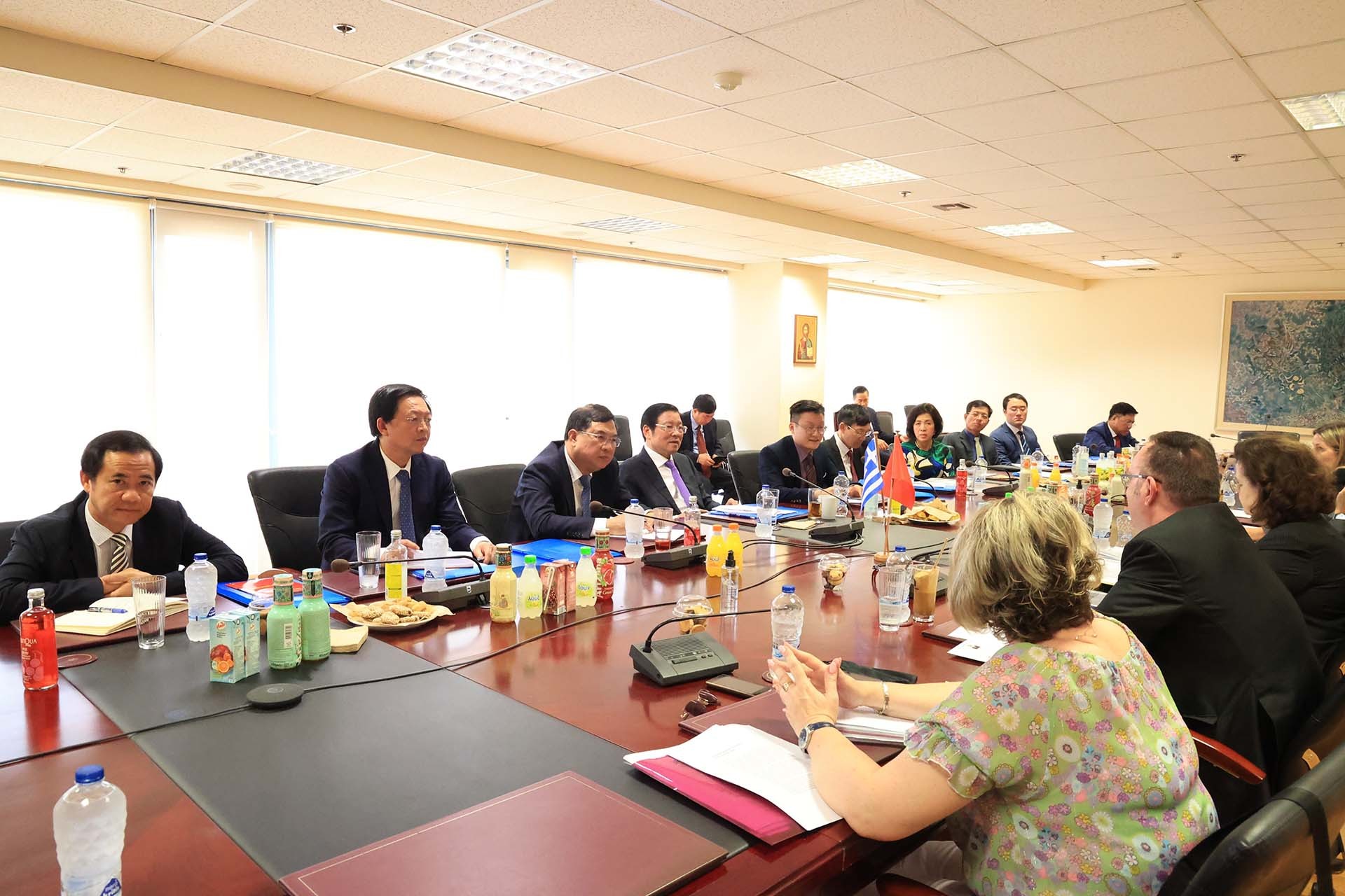 Buổi làm việc giữa Đoàn đại biểu Đảng Cộng sản Việt Nam với Phó Chánh án Tòa Kiểm toán tối cao Hy Lạp Vlachaki Maria. (Nguồn: TTXVN)