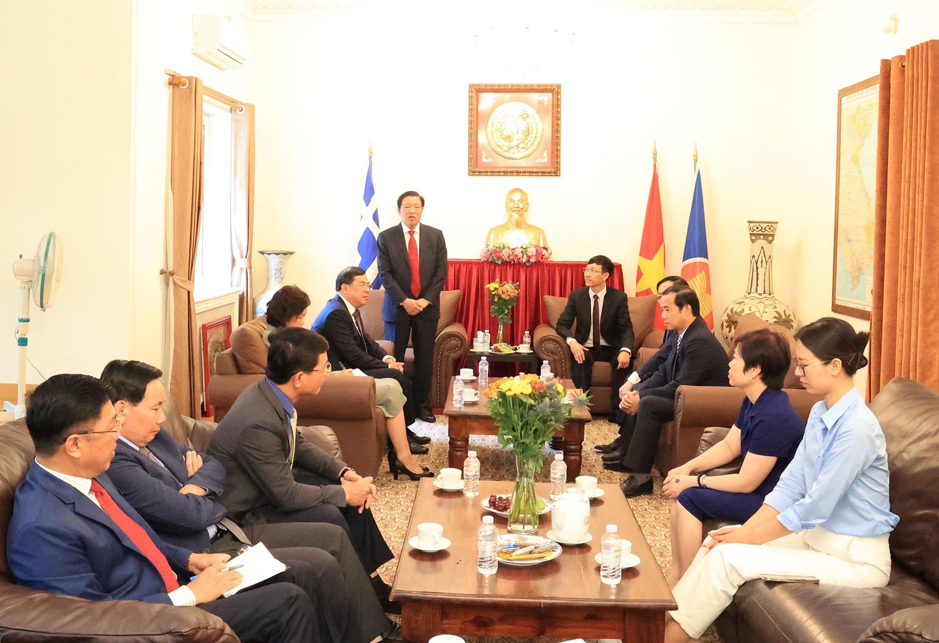 Đồng chí Phan Đình Trạc và đoàn đến thăm Đại sứ quán Việt Nam tại Hy Lạp. (Nguồn: TTXVN)