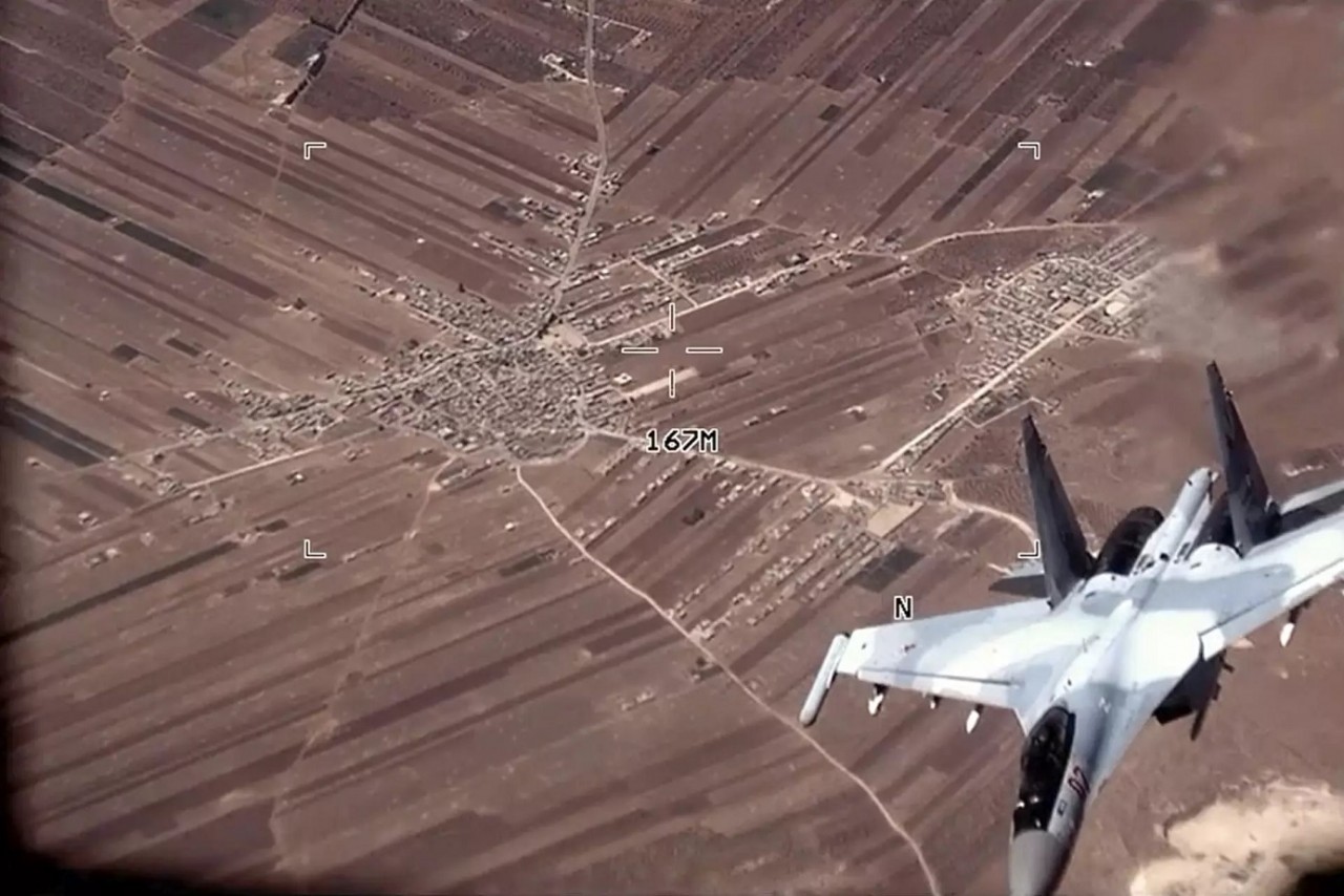 Hình ảnh được cắt ra từ video quân đội Mỹ cho thấy máy bay Su-35 của Nga đang gây ảnh hưởng đến hoạt động của UAV Mỹ tại Syria hôm 5/7. (Nguồn: Lực lượng không quân Mỹ)