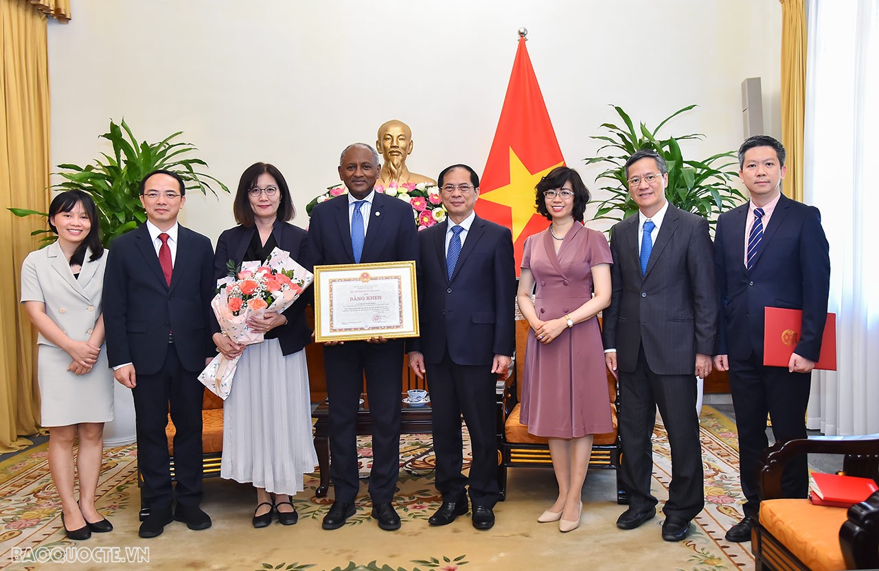 FM Bui Thanh Son receives UNESCO Assistant Director-General Edouard Matoko