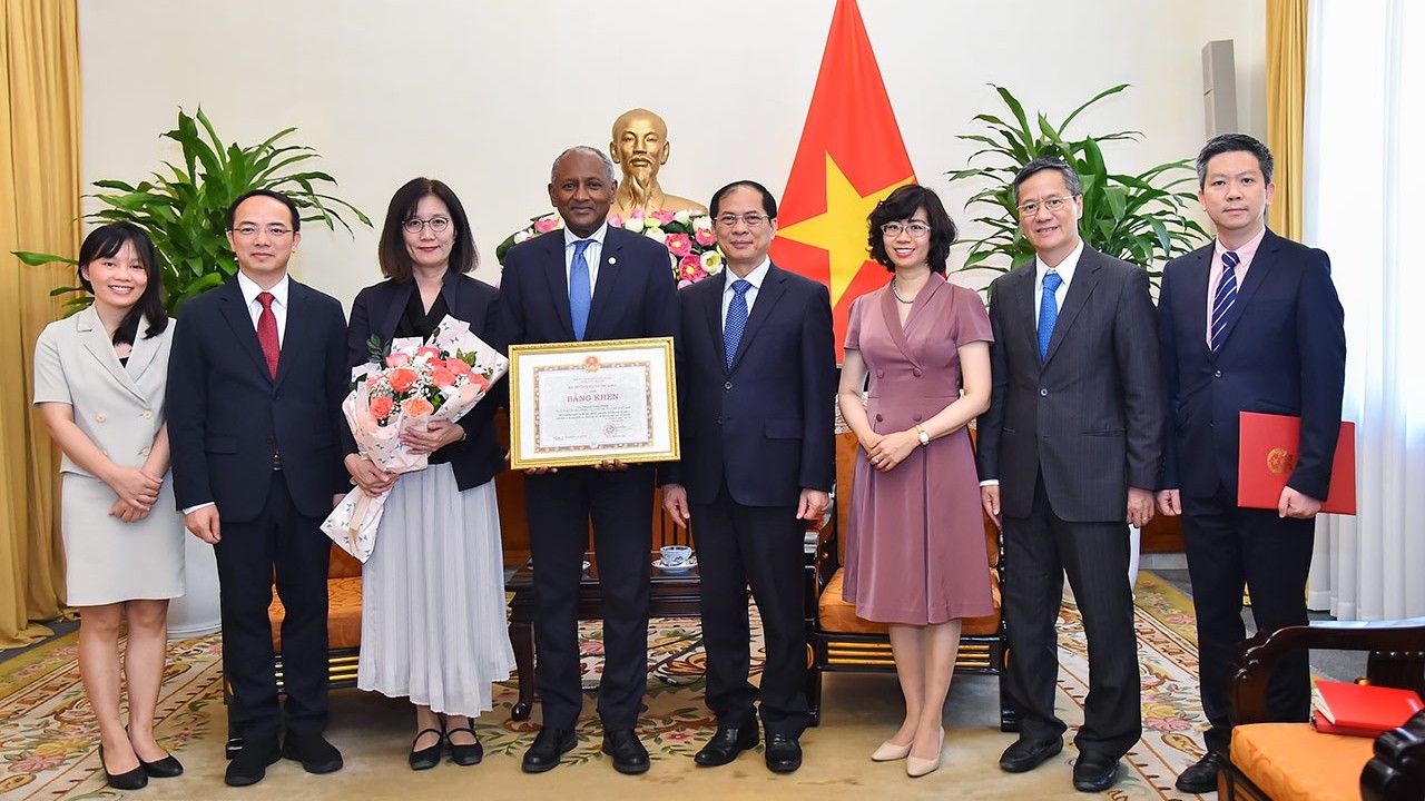 Bộ Ngoại giao trao tặng Bằng khen cho Trợ lý Tổng Giám đốc UNESCO về Ưu tiên châu Phi và Quan hệ đối ngoại