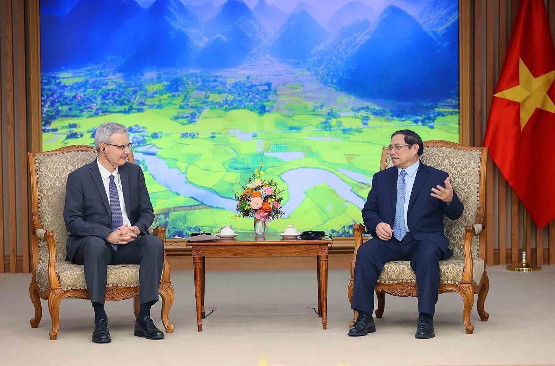 Thủ tướng Phạm Minh Chính tiếp Đại sứ Pháp tại Việt Nam Nicolas Warnery. (Nguồn: TTXVN)