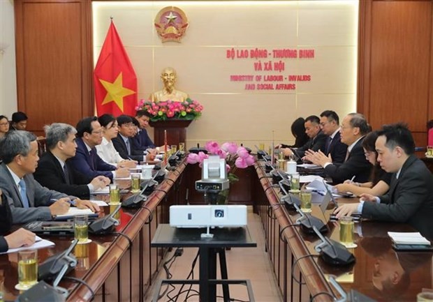 Vietnam, Singapore Ministers intensify cooperation in human resources training