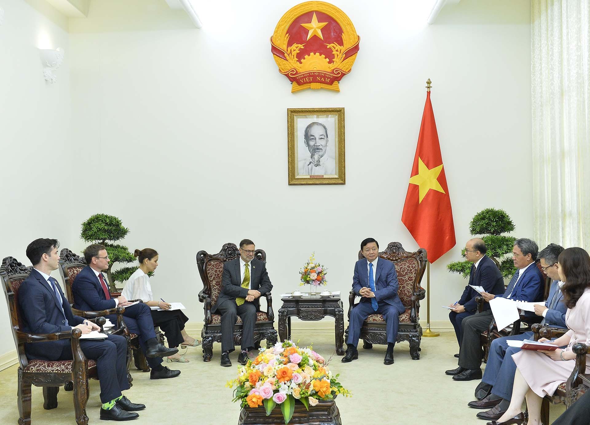 Phó Thủ tướng Trần Hồng Hà tiếp Đại sứ Australia tại Việt Nam Andrew Goledzinowski. (Nguồn: TTXVN)