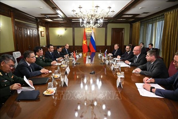 Deputy Minister of National Defence Sen. Lieut. Gen. Hoang Xuan Chien meets with Russian Deputy Prime Minister Dmitry Chernyshenko. (Photo: VNA)