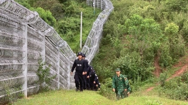 Vietnamese, Chinese border stations conduct joint border line patrol