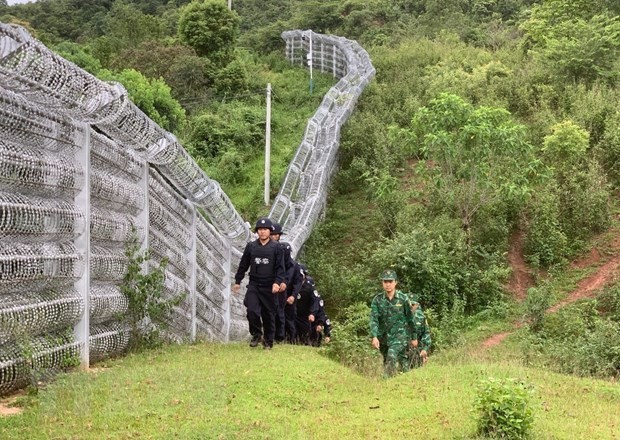 Vietnamese, Chinese border stations conduct joint border line patrol