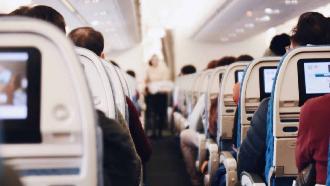 Vì sao phải dựng thẳng lưng ghế ngồi khi máy bay cất hay hạ cánh?