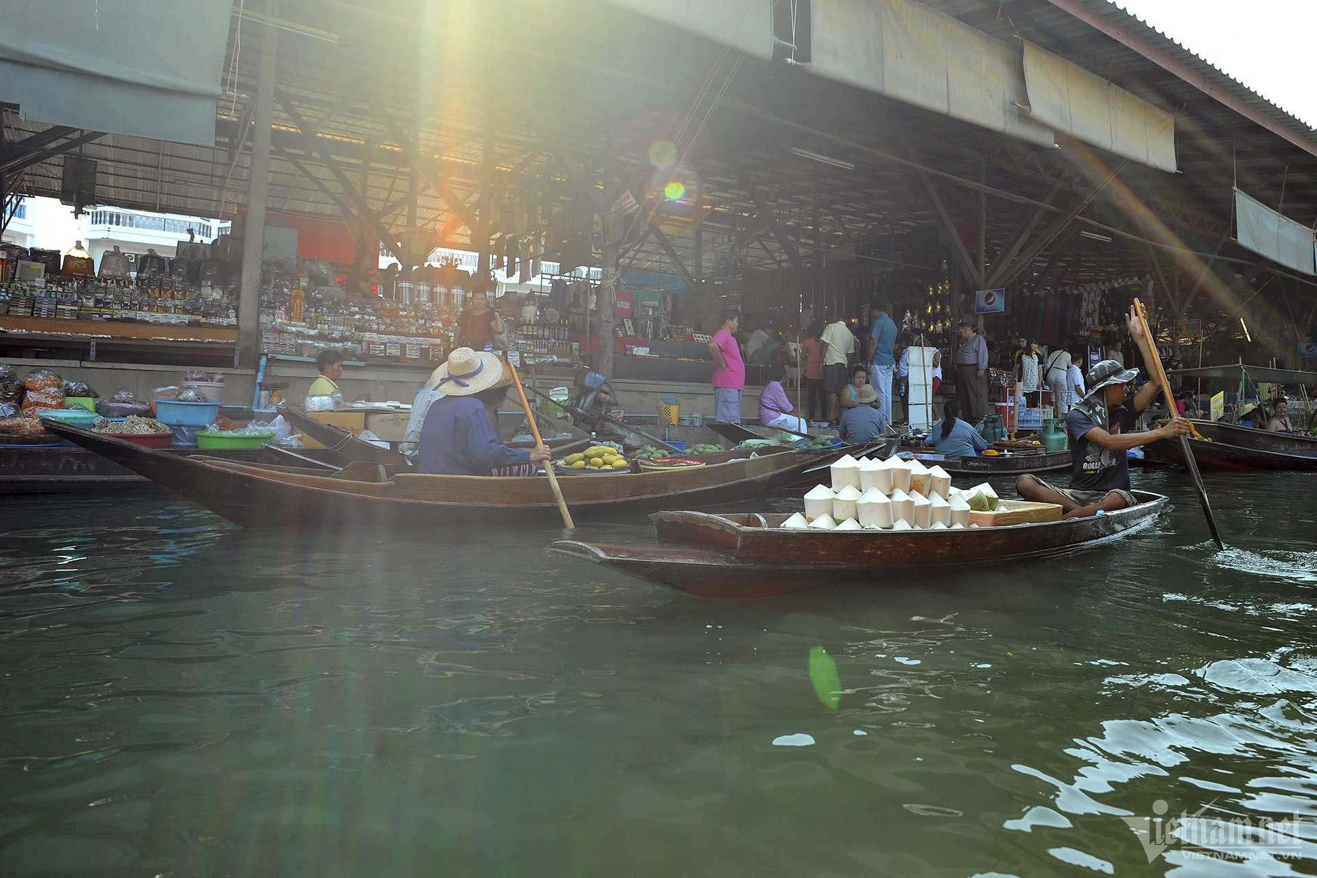 Khám phá chợ nổi lâu đời nhất Thái Lan
