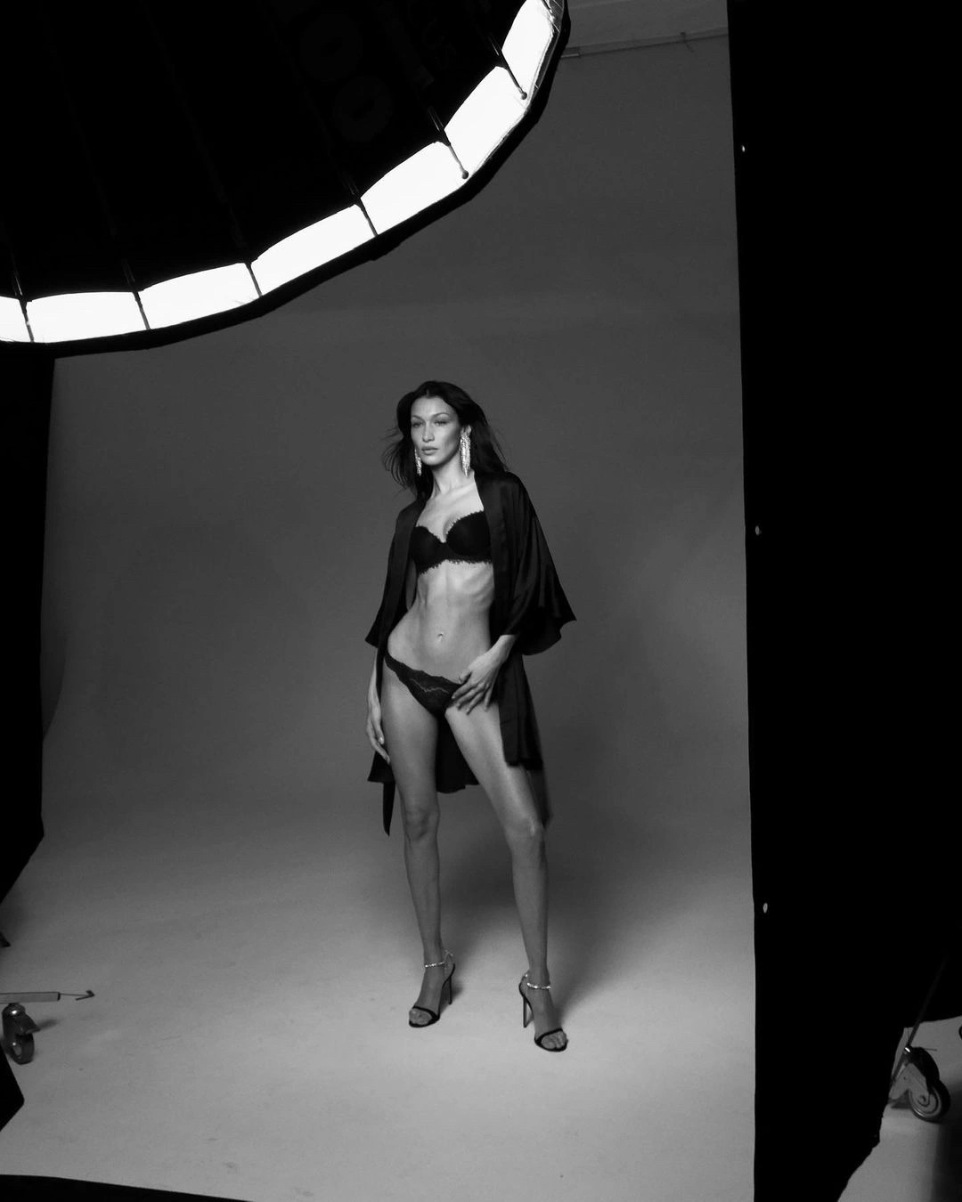 Siêu mẫu Bella Hadid gây tranh cãi với thân hình ‘đếm được từng chiếc xương sườn’