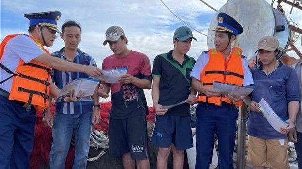Khai thác IUU: Competent agencies in Ba Ria Vung Tau province popularise fisheries regulations to fishermen. (Photo: VNA)