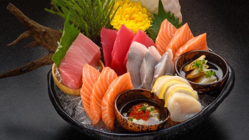 Sashimi làm từ hải sản tươi sống là món ăn phổ biến của người Nhật. (Nguồn: Mashed)