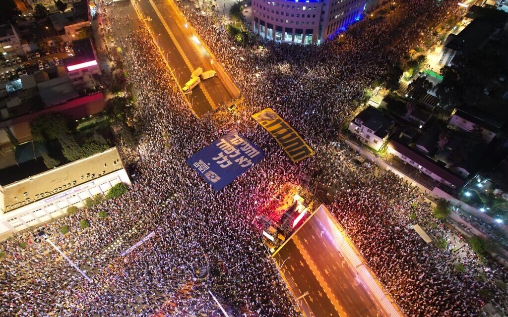 Người dân biểu tình phản đối kế hoạch cải cách tư pháp tại Tel Aviv, Israel, ngày 8/7. (Ảnh: GIlad Furst)