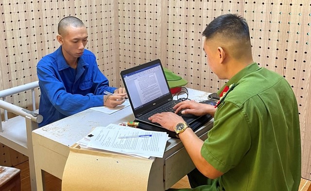 Đối tượng Thiều Thanh Long (bên trái) bị cơ quan chức năng ở Đắk Nông bắt giữ do lừa đảo qua mạng. (Nguồn: SKĐS)