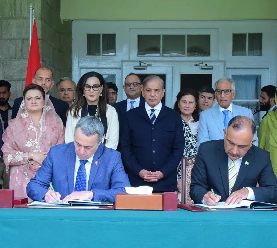 Ngoại trưởng Thụy Sỹ Ignazio Cassis và Chủ tịch NDMA, Trung tướng Inam Haider Malik ký Biên bản ghi nhớ giữa Pakistan và Thụy Sĩ tại Nathiagali, ngày 8/7 nhằm thúc đẩy hợp tác trong lĩnh vực quản lý thiên tai. Thủ tướng Shahbaz Sharif chứng kiến lễ ký kết. (Nguồn: Bộ Ngoại giao Pakistan)